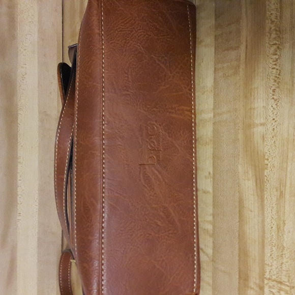 NWT "Born Concept" Oakfield Vee Crossbody Bag - Picture 5 of 5